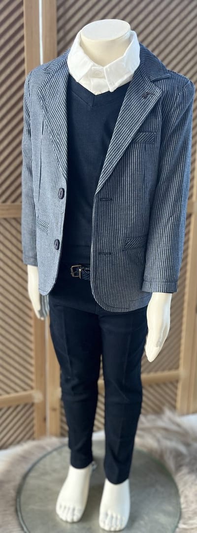luxe jongens kostuum-kinderpak- kinderkostuum-4 delige set -gestreepte blazer, marineblauwe t-shirt ,marineblauwe broek, witte hemd -bruidsjonkers-bruiloft-feest-verjaardag-fotoshoot- 4 jaar