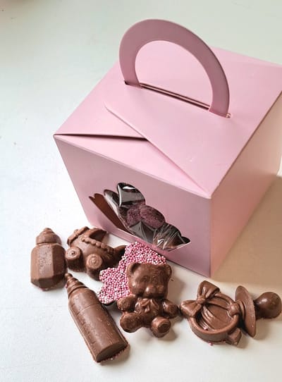 Geboorte Chocolade roze in lux kubusdoosje - Kraam-cadeau - meisje - Geboorte - babyshower - snoep - speentjes - kinderwagens papflesjes - beertjes - 200gr. - Melk