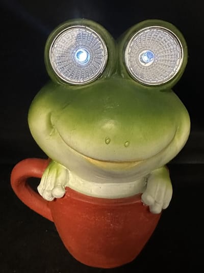 Polyresin solarlamp "kikker in mok" - meerkleurig - met 2 LEDs - Staand model - hoogte 14 x 8 x 7 cm - Tuindecoratie - Tuinverlichting