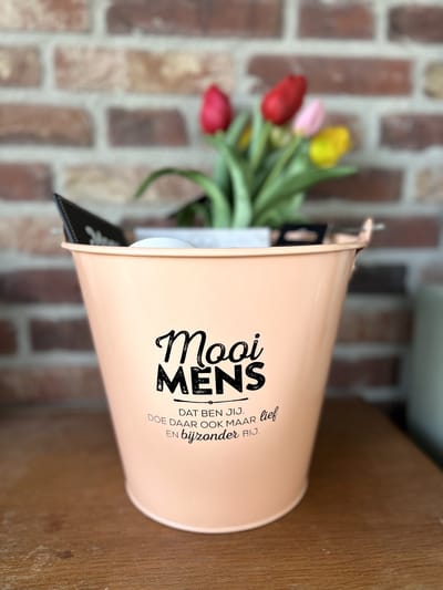 Creaties van hier - Cadeaupakket Zinken emmer mooi mens met kaars/onderzetter/bosje tulpen/mok/ metalen mok/sleutelhanger
