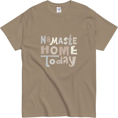Dames en Heren T Shirt - Namaste Home Today Print - Comfortabel en Rustig Design - Licht Bruin - M