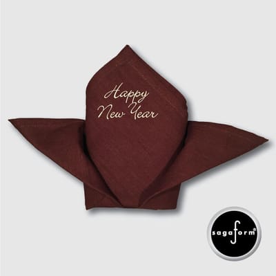 Sagaform linnen tafellaken met servetten, bruin bedrukt met HAPPY NEW YEAR