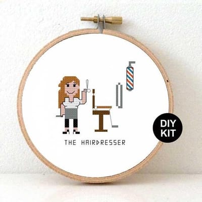 Kapster borduurpakket - Kado voor vrouwlijke kapper borduren. Borduurpakketten voor volwassenen inclusief Aida stof, DMC borduurgaren, borduurnaald en houten borduurring