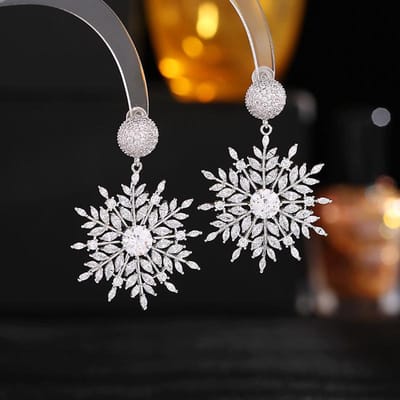 Dames Licht Luxe Design Elegante Kleurrijke Zirkonia Sneeuwvlok Oorbellen Modieuze En Veelzijdige Niche Design Oorbellen white