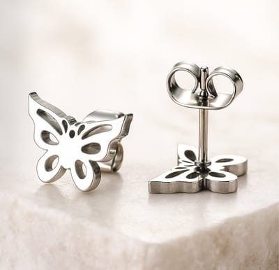 Lundholm Vlinder Oorknopjes Meisjes – Premium Stainless Steel Zilverkleurig – Schattige Vlinder Oorbellen (1.2 x 0.9 cm) – Cadeau voor Haar Tip – Luxe Geschenkverpakking