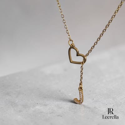 Leerella Goudkleurige | J | Initial Ketting met Hart en Letter Hanger – Gepersonaliseerde RVS Ketting met Zirconia Steentjes – 60 cm Collier