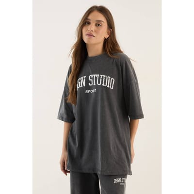 Dames Dsgn Studio Collegiate Bedrukt Oversized T-shirt | Charcoal | Maat: XS