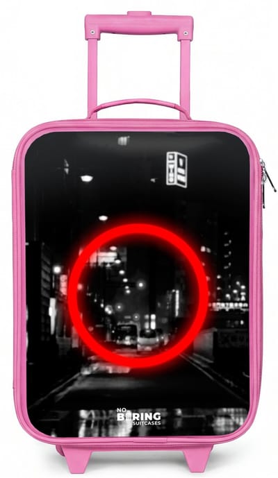 NoBoringSuitcases.com® - Kinderkoffer roze - Kindertrolley meisje - Felrode cirkel boven een stadsstraat - Koffer kind lichtgewicht - Reiskoffer trolley voor kinderen - Koffertje met lichtgevende wieltjes - Rolkoffer