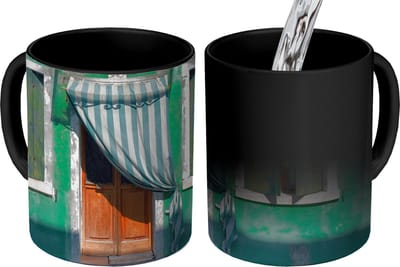 Magische Mok - Foto op Warmte Mokken - Koffiemok - Architectuur - Groen - Deur - Huis - Luiken - Magic Mok - Beker - 350 ML - Theemok