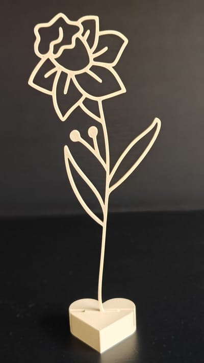 Geboortebloem Maart – Gele narcis | Levensbloem beige op hartvormige standaard (22 cm)