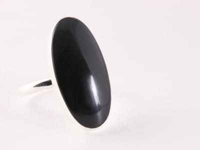 Langwerpige zilveren ring met onyx - maat 20