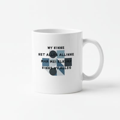 Inspirerende Friese Spreuk Mok – “Wy Kinne Net Alles Allinne, Mar Mei Elkoar Kinne Wy Alles” – Keramische Koffiemok 330 ml