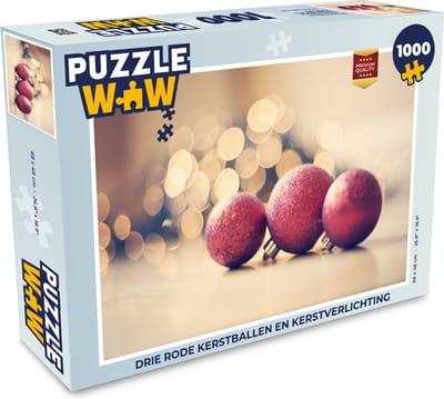 Puzzel Drie rode kerstballen en kerstverlichting - Legpuzzel - Puzzel 1000 stukjes volwassenen - Kerst - Cadeau - Kerstcadeau voor mannen, vrouwen en kinderen