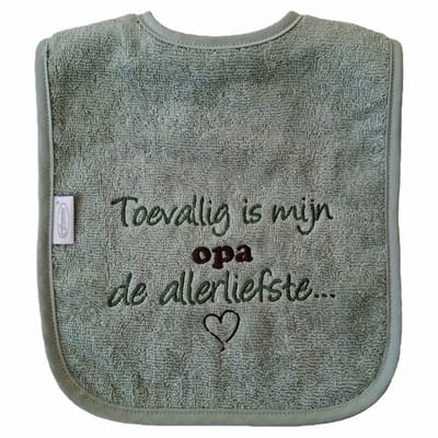 Groene (stone green) slab met "Toevallig is mijn opa de allerliefste" - babyshower, zwanger, cadeautje, kraamcadeau, grappig, geschenk, baby, tekst, groen, slabber, bavet