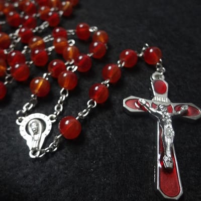QIGO Transparante Rode Glazen Kralen Rozenkrans Ketting Metalen Kruis Katholieke Sieraden rood