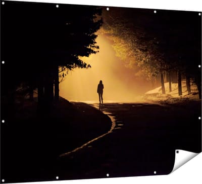 Gards Tuinposter Persoon op een Donkere Weg in het Bos - 160x120 cm - Tuindoek - Tuindecoratie - Wanddecoratie buiten - Tuinschilderij