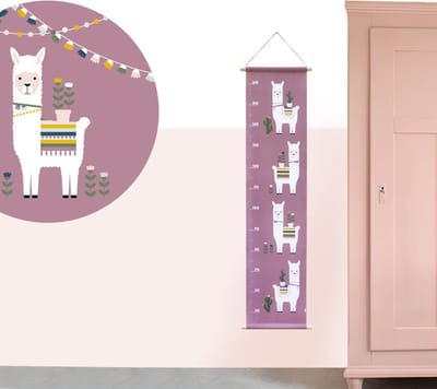 Groeimeter Lama oud paars 30cm x 130cm - groeimeter - babykameraccessoire - katoen - alpaca - nepal - paars - oker - babykamer - peuterkamer - meisjeskamer - muurdecoratie - stokken - lederlook touwtje