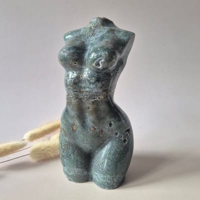 Mosagaat Vrouwenbeeld 15 cm 921g – Divine Feminine Edelsteen Sculptuur