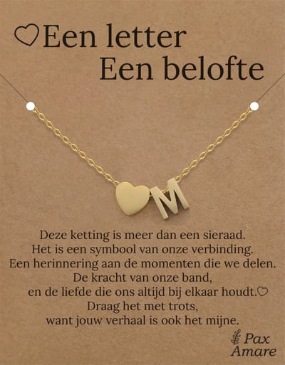 Letter M ketting op Cadeau Kaartje - Een letter, een belofte - 45cm Goudkleurig Stainless Steel - Initiaal & Hartje Hanger - Pax Amare