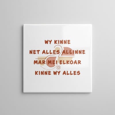 Decoratieve 15x15 cm Keramische Tegel – Friese Quote “Wy kinne net alles allinne, mar mei elkoar kinne wy alles” Wanddecoratie & Cadeau