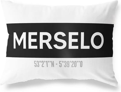 Tuinkussen MERSELO - LIMBURG met coördinaten - Buitenkussen - Bootkussen - Weerbestendig - Jouw Plaats - Studio216 - Modern - Zwart-Wit - 50x30cm