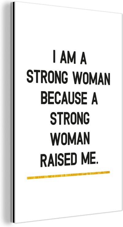 Aluminium schilderij 120x180 cm - Wanddecoratie metaal - Quotes - A strong woman raised me - Spreuken - Mama - Metalen muurdecoratie woonkamer - Decoratie industrieel - Foto op dibond - Industriële accessoires slaapkamer