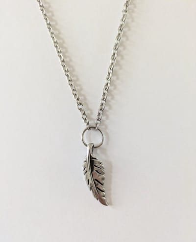 M-apART mooie lange chirurgisch staal ketting 70 cm met een chirurgisch staal hanger in blad vorm