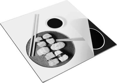 Chefcare Inductie Beschermer Sushi met Stokjes op een Witte Achtergrond - Zwart Wit - 78x78 cm - Afdekplaat Inductie - Kookplaat Beschermer - Inductie Mat