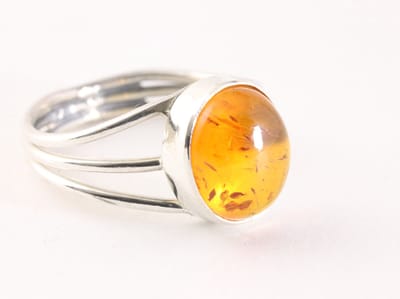 Opengewerkte zilveren ring met amber - maat 15.5