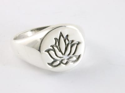 Zilveren zegelring met lotus bloem - maat 17