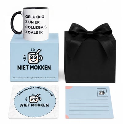 NietMokken.nl - Mok Cadeauset – Gelukkig Zijn Er Collega's Zoals Ik Mok – Grappig Cadeau voor Collega – Inclusief Cadeaudoos, Kaartje & Viltje – Keramische Mok 325 ml – Vaatwasser- & Magnetronbestendig – Aan beide zijden bedrukt
