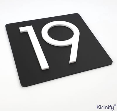 Kirinify - 3D Huisnummerbord 12x12cm zwart met witte cijfers - Inclusief bevestiging - Kies je eigen huisnummer en lettertype