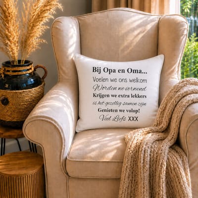 Kussen Kussenhoes met tekst bedrukt cadeau | Regels voor Bij Opa en Oma Thuis | wit met zwarte opdruk | 50x50 cm | vaderdag moederdag verjaardag vader moeder man vrouw feestdagen sinterklaas kerstmis hoera jullie worden grootouders zwanger