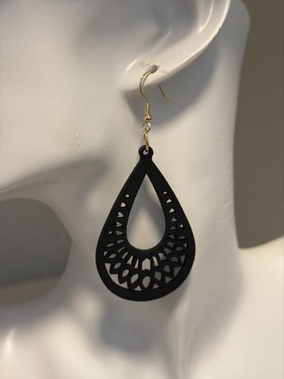 zwarte oorhangers met bloem seven || Make up | Parfum | Moederdag | Verjaardagscadeau| Cadeautje| Valentijnsdag| Kado | sieraden | vaderdag | oorbellen | oorsieraden