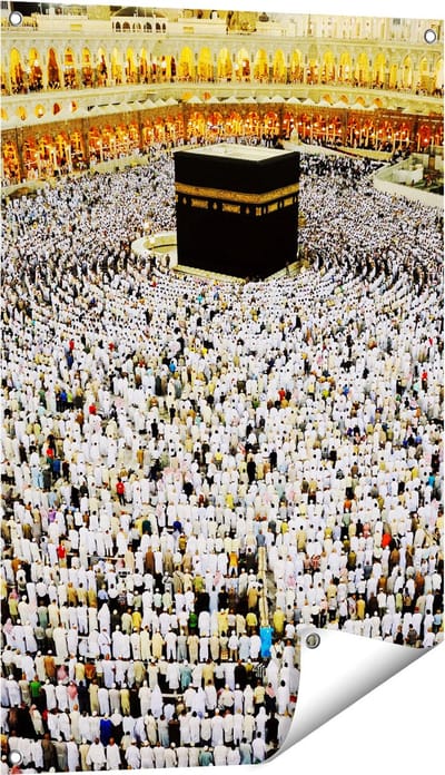 Gards Tuinposter Zwarte Steen in Mekka met Biddende Moslims - 60x90 cm - Tuindoek - Tuindecoratie - Wanddecoratie buiten - Tuinschilderij