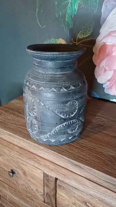 nepalese pot/vaas/kruik zwart met houtsnijwerk