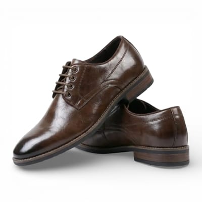 Bruine klassieke Derby brogue-schoenen met gladde neus en vetersluiting voor heren.