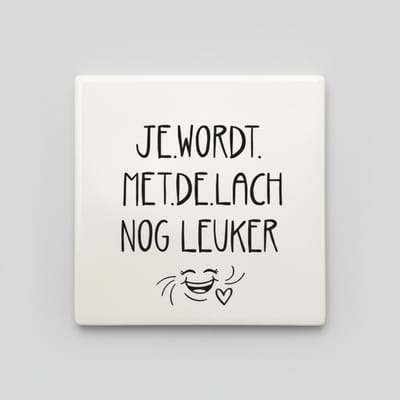 Je Wordt Met de Lach Nog Leuker Keramische Tegel – Grappige Inspirerende Quote Wanddecoratie – 15 x 15 cm