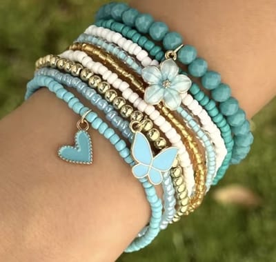 12Getit Bohemian armbandje Turquoise met bloem, hartje en vlinder hangertjes.