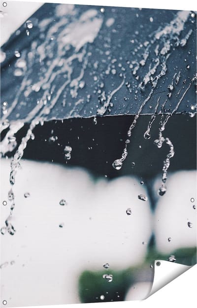 Gards Tuinposter Zwarte Paraplu met Regen Druppels - 90x120 cm - Tuindoek - Tuindecoratie - Wanddecoratie buiten - Tuinschilderij