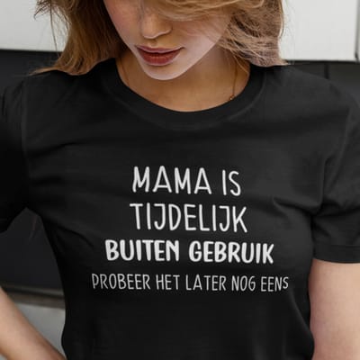 Dames T-shirt: Mama is tijdelijk buiten gebruik probeer het later nog eens. Zwart T-shirt maat XL