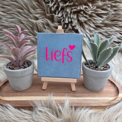 Robuust wenstegeltje “Liefs” – 10x10 cm – Liefdevolle Wanddecoratie & Cadeau –Liefde – Cadeau vriendin – Woondecoratie quotes – Romantisch cadeau – Decoratief Tegeltje met Standaard – Cadeau Idee