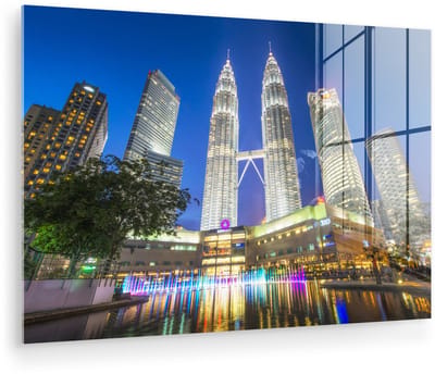 ® Glasschilderij 180x120 cm - Schilderij acrylglas - De Petronas Towers verlicht in de avond - Foto op glas - Muurdecoratie woonkamer - Wanddecoratie slaapkamer - Schilderijen