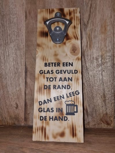 Wand Flesopener Beter een glas gevuld tot aan de rand dan een leeg glas in de hand