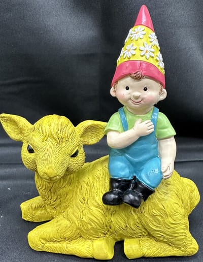 Decoratief polyresin dier "jong op schaap - meerkleurig - hoogte 14x14x10 cm - Woonaccessoires - Decoratieve beeldjes