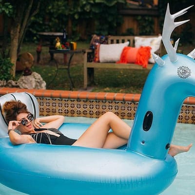 Opblaasbaar Luchtbed - Drijvend Bed Strand - Ontspannen in Water - Grappig Eland Design - Volwassen Grootte - Meerkleurig