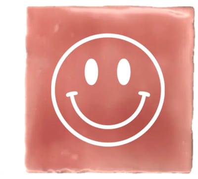 Gekleurd tegeltje - Smiley - Roze - Handgemaakte tegel | Spreuktegel | Tegeltjes met Spreuken | Tegeltjeswijsheid | Tegeltje tekst | Origineel cadeau