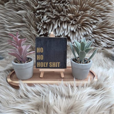 Robuust Wenstegeltje - Ho Ho Holy shit – Luxe Cadeautegel met Tekst - Trendy nu - Keramiek - Robuust - 10X10 - Kersttegel - Woordgrap – Decoratief Tegeltje met Standaard – Cadeau Idee
