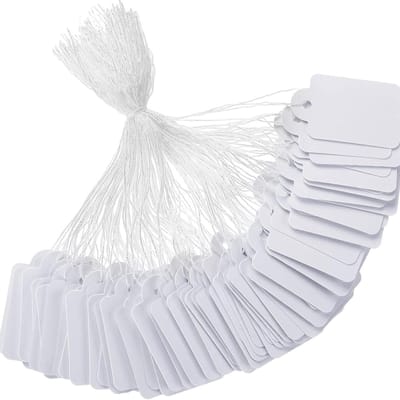 Dailygoods - 200 stuks prijskaartjes, prijskaartjes hangers, prijsetiketten, kleine hangende etiketten, kraftpapier prijshangers met elastische snoer voor kleding sieraden display, 22 x 35 mm (Wit)