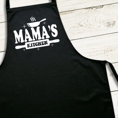 Keukenschort Zwart | 65x90cm | MAMA'S KITCHEN | 100% katoen | Schort / Keukenschorten | Verjaardags cadeau | BBQ - MOEDERDAG - Met tekst